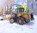 В экстренном режиме борются со снежными завалами во дворах Южно-Сахалинска