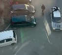 Появилось видео опасных покатушек подростков на крыше автомобиля в Южно-Сахалинске