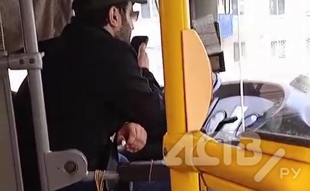 В Южно-Сахалинске накажут водителя автобуса, который не выпускал телефон из рук