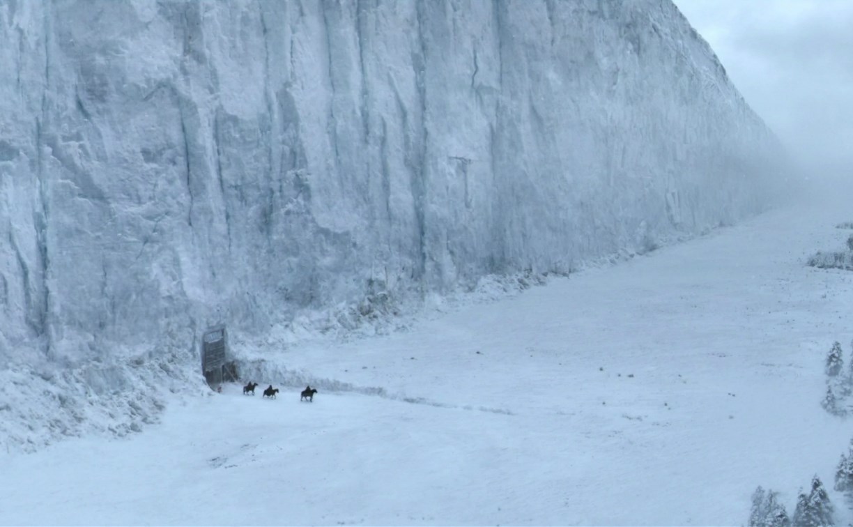 Сахалинские "ходоки" преодолевают ледяную стену в поисках зубаря