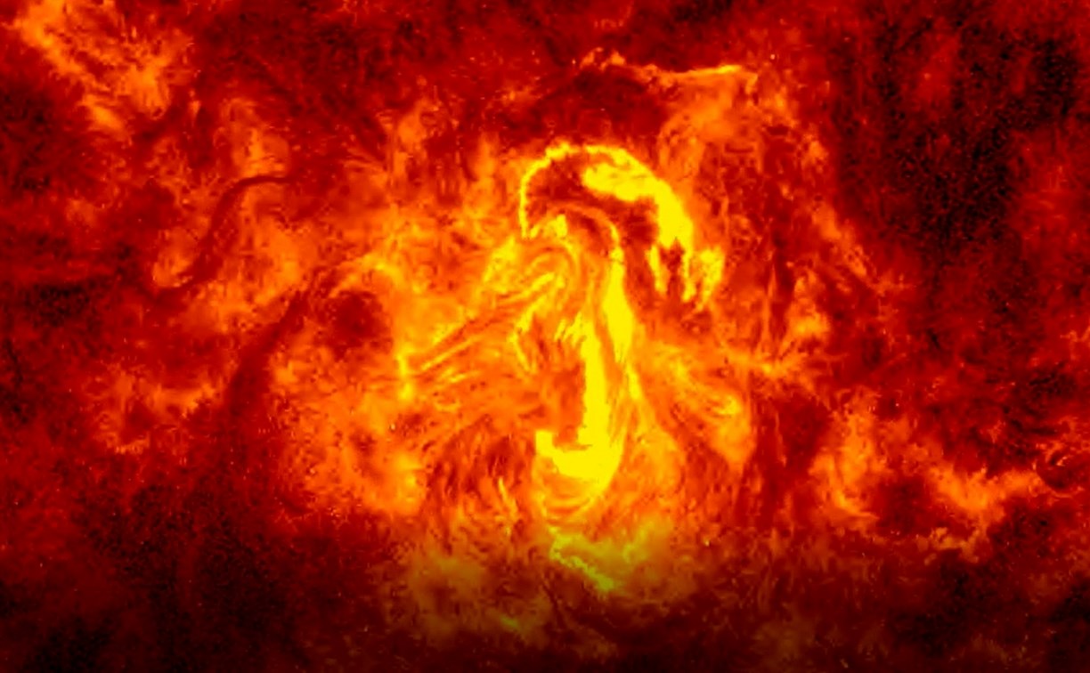 Крупная вспышка на Солнце: облако плазмы прямо сейчас несётся в сторону Земли 