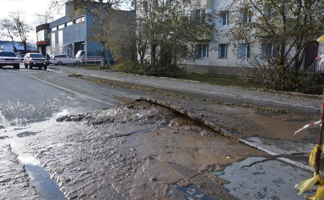 Асфальт повредили в Долинске при укладке газовых сетей методом прокола Асфальт повредили в Долинске при укладке газовых сетей методом прокола