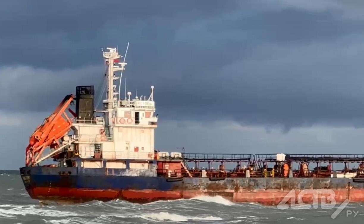 У севшего на мель у берегов Сахалина танкера неисправен двигатель, повреждена группа рулевого управления