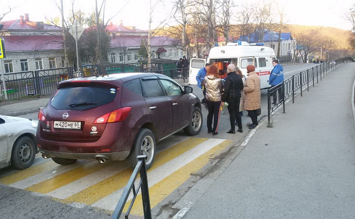 Nissan Murano сбил женщину на пешеходном переходе в Корсакове