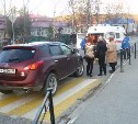 Nissan Murano сбил женщину на пешеходном переходе в Корсакове