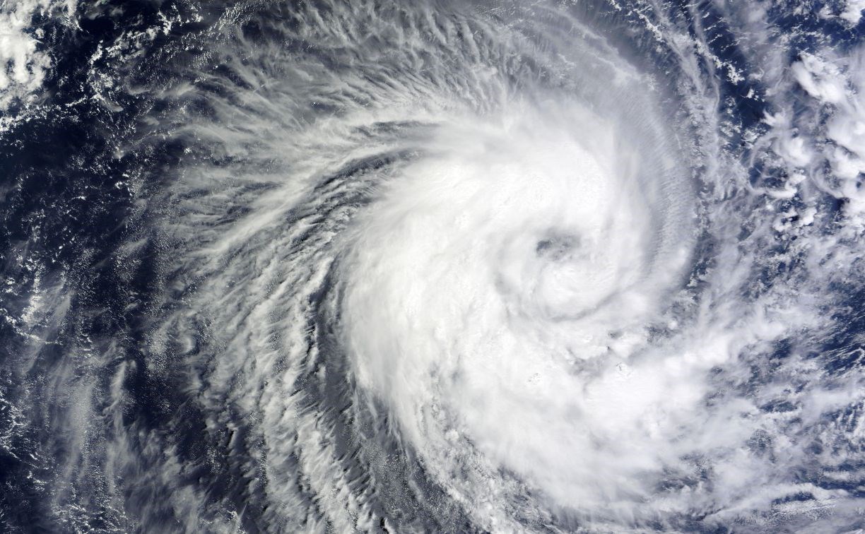Надвигающийся на Курилы циклон зацепил юг Сахалина: синоптики рассказали, будет ли усиление