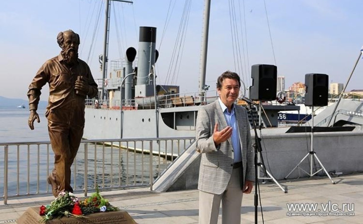 Турист через суд потребовал снести памятник Солженицыну во Владивостоке