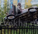 Внедорожник без тормозов завалился на бок в районе детсада в Охе