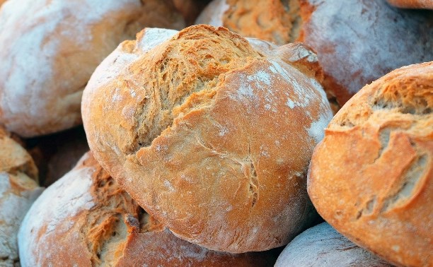 Оставшимся без дороги жителям Первомайска доставили свежий хлеб