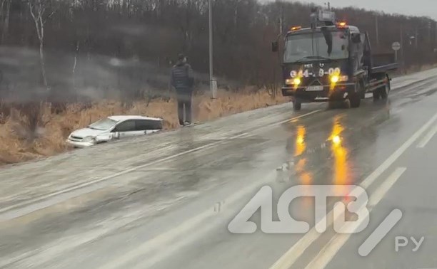 Несколько автомобилей попали в ДТП на скользкой охотской трассе