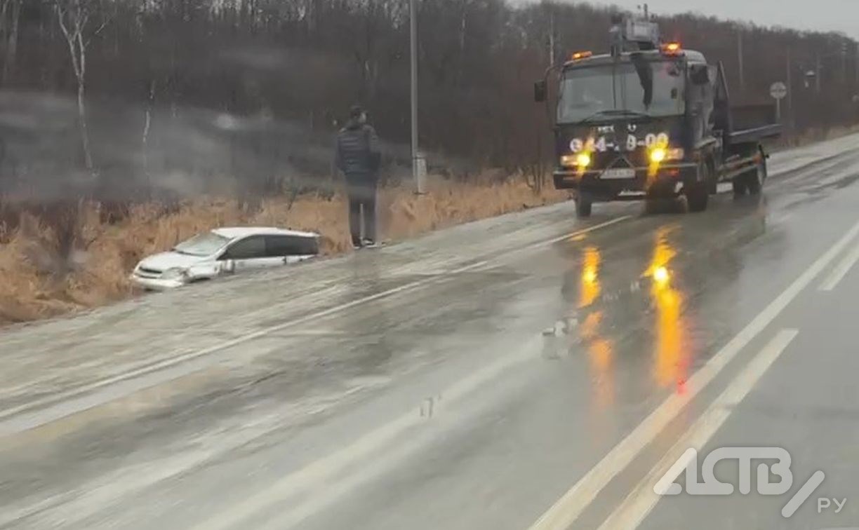 Несколько автомобилей попали в ДТП на скользкой охотской трассе