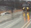 Несколько автомобилей попали в ДТП на скользкой охотской трассе