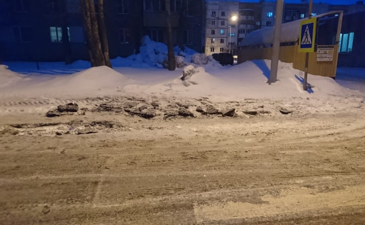 В Южно-Сахалинске случайно содрали асфальт при расчистке снега