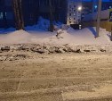 В Южно-Сахалинске случайно содрали асфальт при расчистке снега