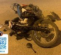 В Южно-Сахалинске женщина на микроавтобусе сбила мужчину на мопеде 