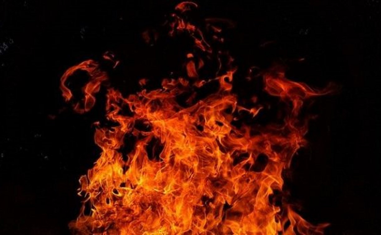Жилой дом загорелся ночью в Южно-Сахалинске