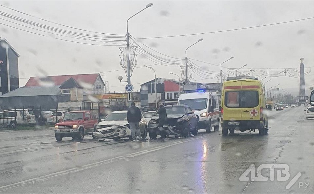 Иномарки столкнулись на улице Пуркаева в Южно-Сахалинске