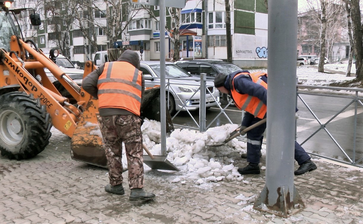 Коммунальные службы очищают Южно-Сахалинск от льда