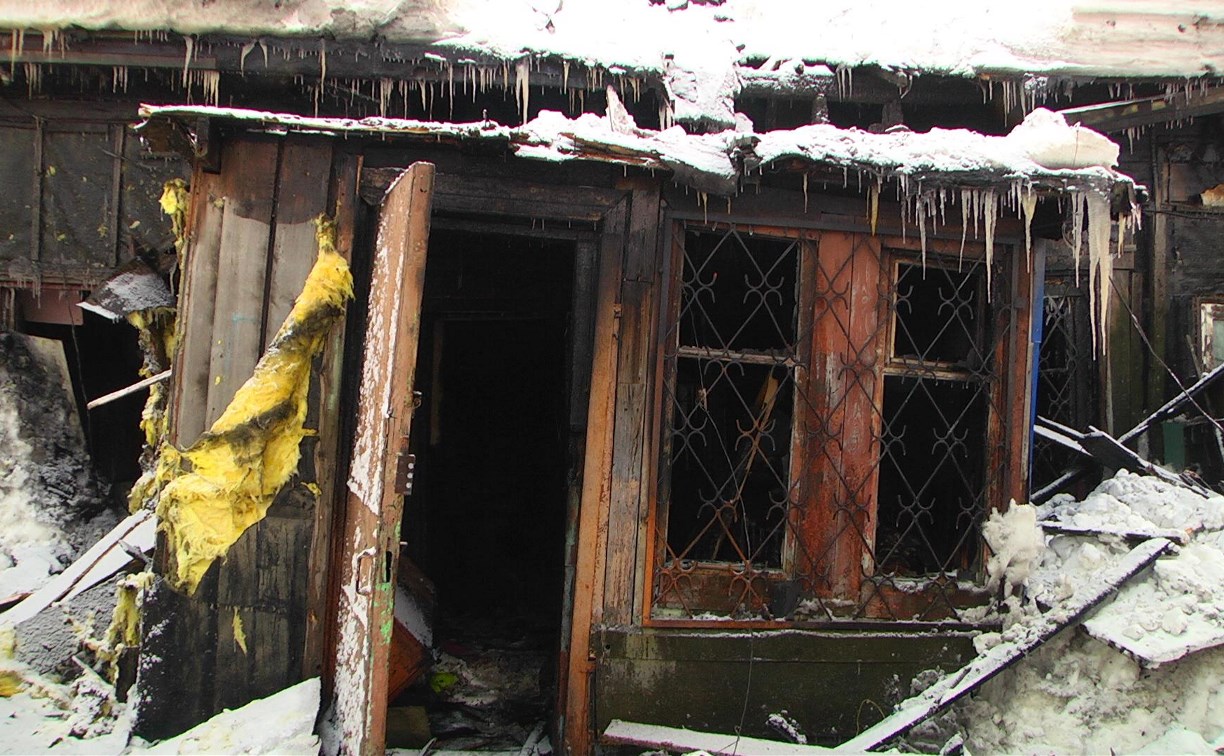 Семья с ребенком потеряла жилье в Южно-Сахалинске из-за пожара у соседей