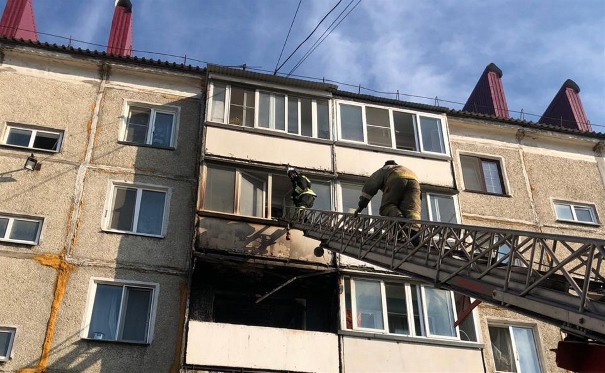 Житель Корсакова вытащил из горящей квартиры двоих детей 