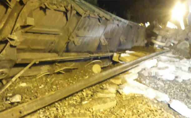 Два из четырех вагонов оттащили с железнодорожных путей под Поронайском