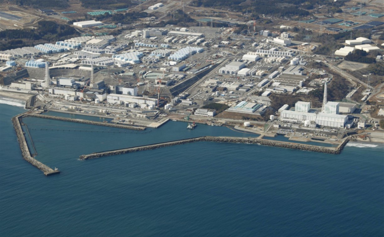 В Японии возобновили сброс воды с "Фукусимы" после инцидента с сотрудником