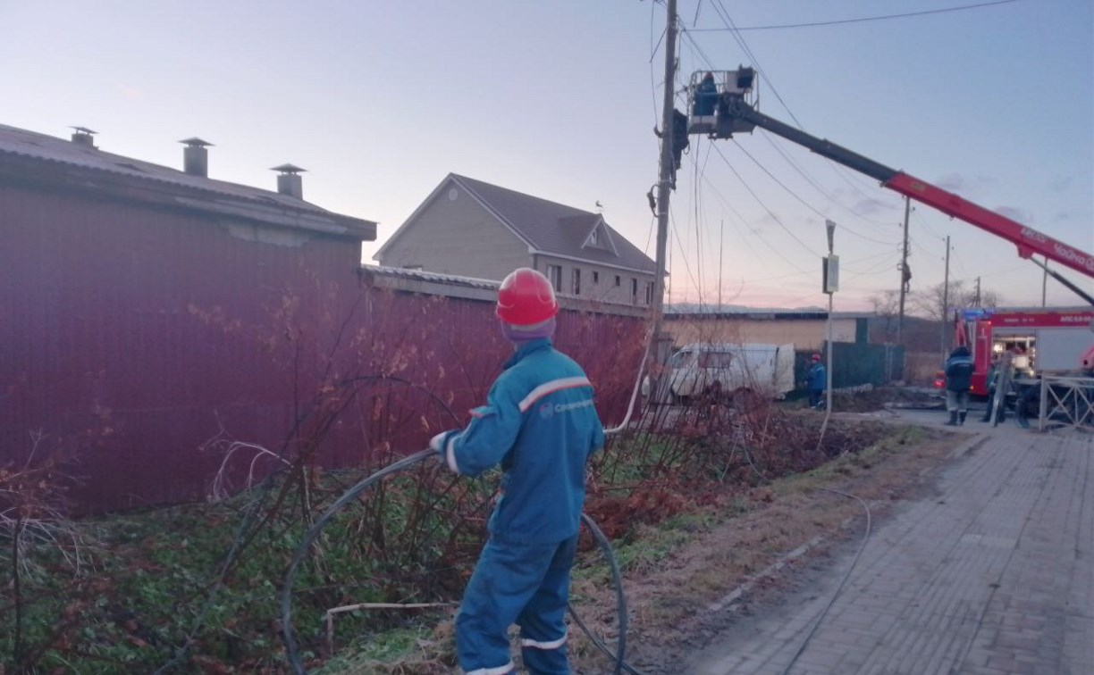 Обгоревший участок провода ЛЭП более трёх часов восстанавливали после пожара в Дальнем