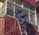 Спасатели на Сахалине залезли к упавшему с кровати инвалиду через балкон, чтобы помочь подняться