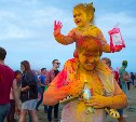 На Анивском пляже прошел фестиваль красок холи от радио АСТВ