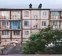 "Эвакуировали группу туристов, пострадали фасады и кровля": на Итурупе разбираются с последствиями циклона