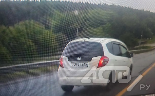 Водитель устроил опасные "шашки" на мокрой Корсаковской трассе