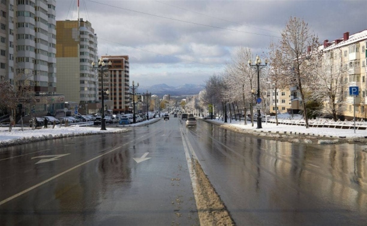 Где не работают светофоры и перекрыты дороги: обстановка в Южно-Сахалинске на утро 23 ноября