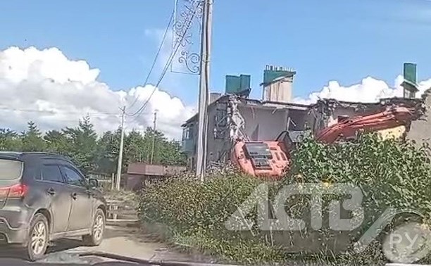 Экскаватор завалился на бок во время сноса дома в Долинском районе
