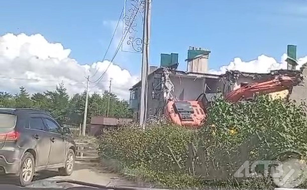 Экскаватор завалился на бок во время сноса дома в Долинском районе