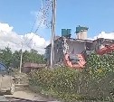 Экскаватор завалился на бок во время сноса дома в Долинском районе