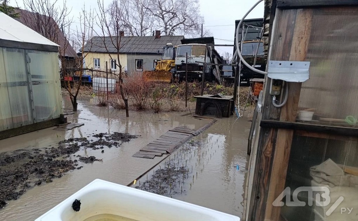 Владельцы подтопленных участков в Южно-Сахалинске просят вернуть трубу, чтобы спастись от талых вод