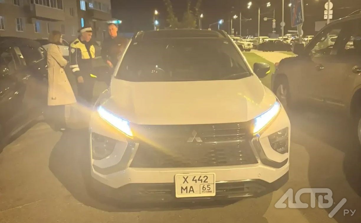 В Южно-Сахалинске ищут водителя Toyota C-HR - он стукнул иномарку в ЖК "Аралия" и скрылся
