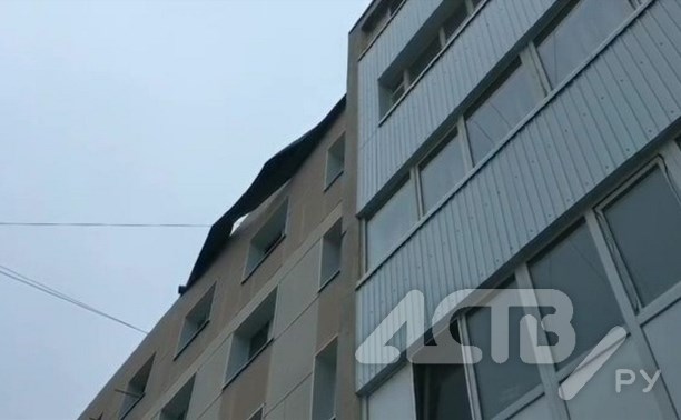 "Может на кого-нибудь бомбануться": ветер сорвал часть кровли в Южно-Сахалинске 