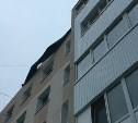 "Может на кого-нибудь бомбануться": ветер сорвал часть кровли в Южно-Сахалинске 