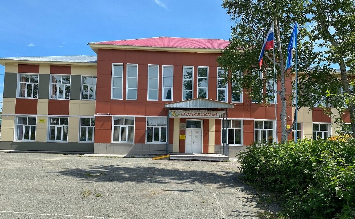 В школе на Сахалине в День учителя эвакуировали детей и весь персонал из-за короткого замыкания 