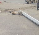 Микроавтобус сбил столб на площади в Холмске
