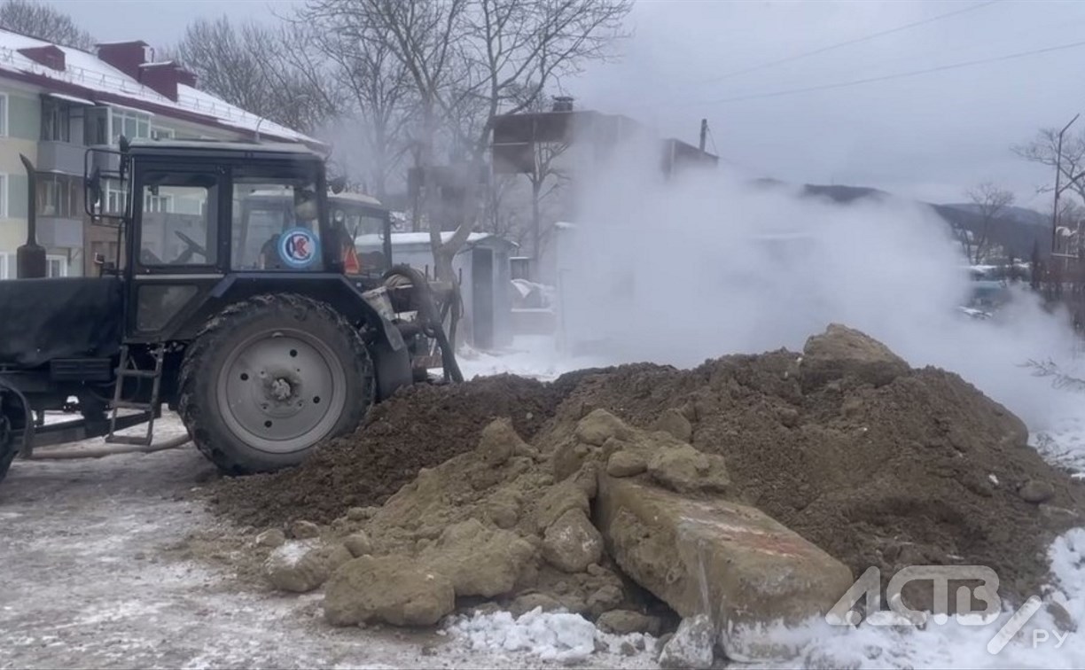Десятки домов без тепла: кадры устранения мощного порыва на теплотрассе в Южно-Сахалинске