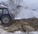 Десятки домов без тепла: кадры устранения мощного порыва на теплотрассе в Южно-Сахалинске
