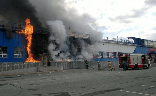 Трибуны горят на стадионе "Спартак" в Южно-Сахалинске
