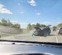На выезде из Южно-Сахалинска столкнулись Toyota Tundra и Mitsubishi RVR