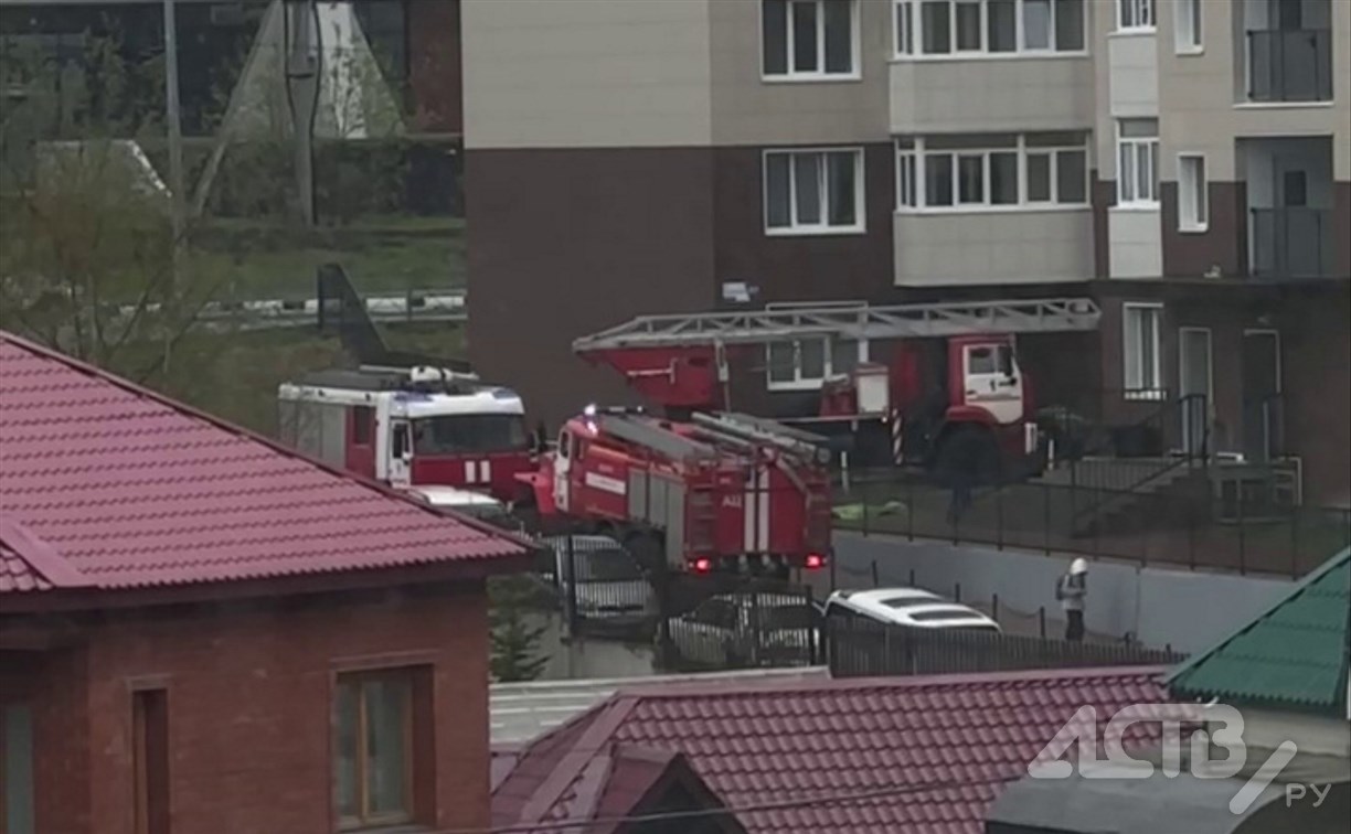 Квартира на 11 этаже жилого дома горит в Южно-Сахалинске