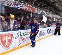 Болельщики на Сахалине из-за переполненных трибун смотрели хоккейный матч стоя