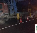 Пожилой сахалинец на минивэне сбил знак и влетел под грузовик, ремонтирующий дорогу 