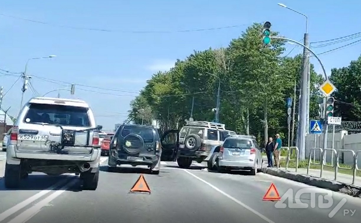 Две полосы на Ленина в Южно-Сахалинске оказались перекрыты из-за ДТП