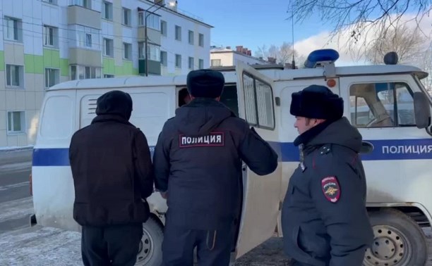 На Сахалине парни в масках с монтировкой связали сторожа скотчем ради красной икры